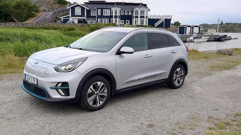 Grå Begagnad 2020 Kia e-Niro 2 SUV | 239 900 kr (Marknadspris) - Bild 1/4