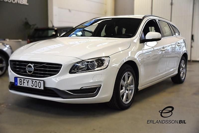 Vit Begagnad 2014 Volvo V60 Momentum Kombi | 129 900 kr (Marknadspris) - Bild 1/4