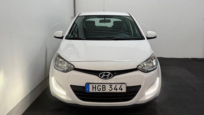 Begagnad Hyundai i20 Premium 75 HK (55 kW) 2014 Vit Halvkombi
