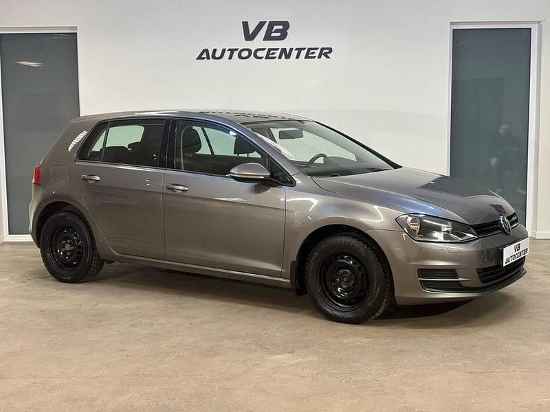 Grå Begagnad 2015 VW Golf VII | 71 900 kr (Bra pris) - Bild 1/4