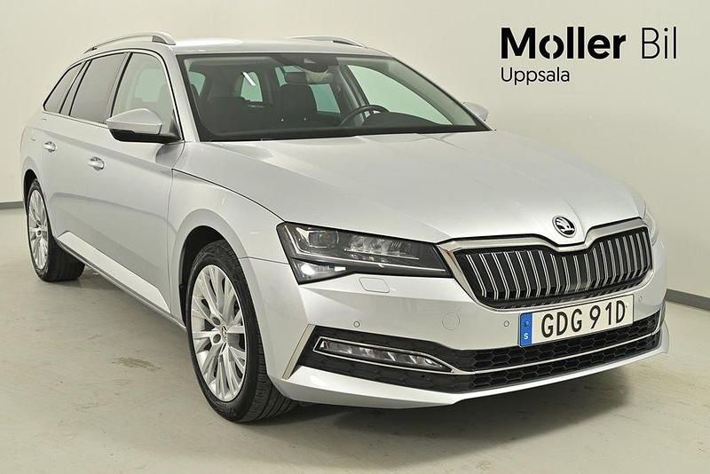 Grå Begagnad 2022 Skoda Superb Business Line Kombi | 284 000 kr (Marknadspris) - Bild 1/4
