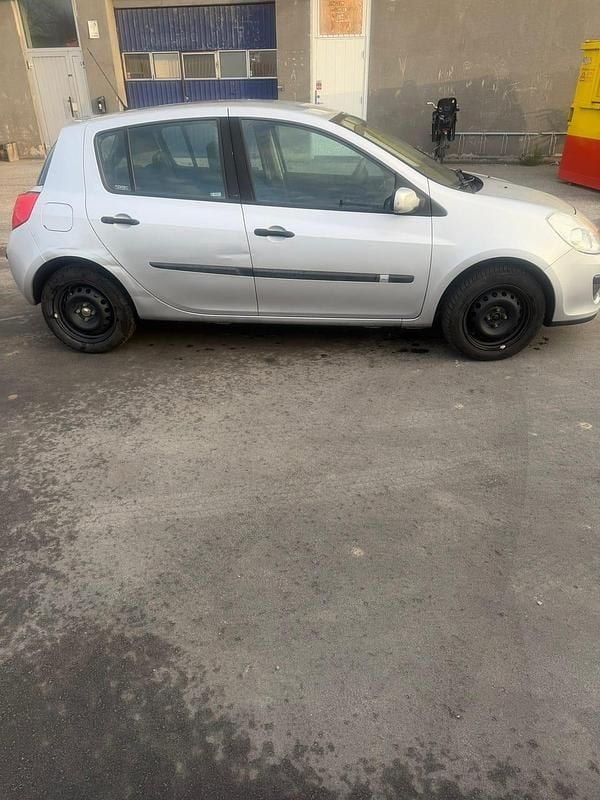 Begagnad Renault Clio R.S. 98 HK (72 kW) 2006 Halvkombi