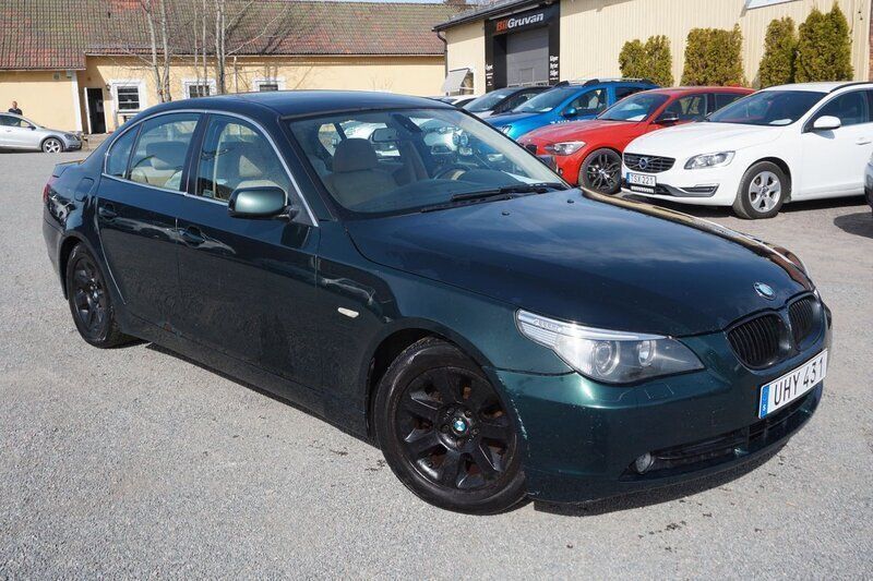 Grön Begagnad 2003 BMW 520 Sedan | 39 900 kr (Marknadspris) - Bild 1/4