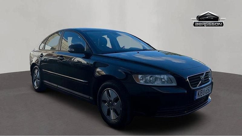 Svart Begagnad 2009 Volvo S40 Kinetic Sedan | 44 900 kr (Marknadspris) - Bild 1/4