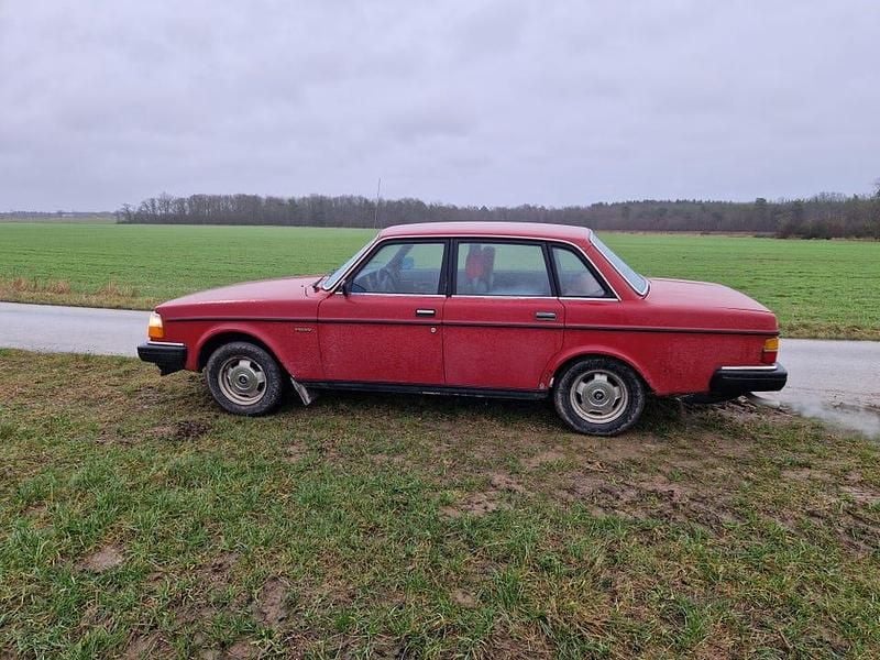 Begagnad 1983 Volvo 240 Sedan | 30 000 kr - Bild 1/4