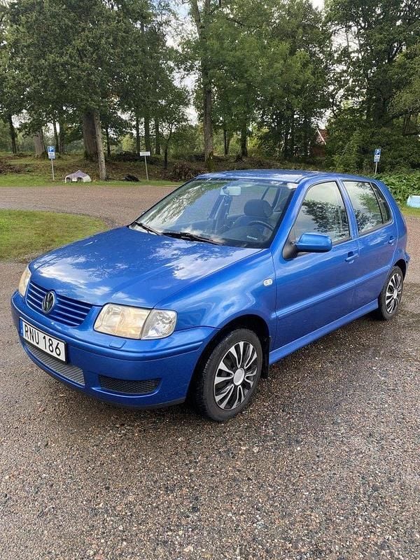 Blå Begagnad 2000 VW Polo Basis Halvkombi | 32 500 kr (Lite dyr) - Bild 1/4