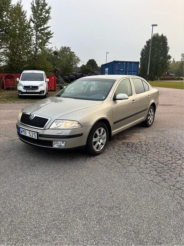Brun Begagnad 2005 Skoda Octavia Halvkombi | 25 000 kr (Marknadspris) - Bild 1/4