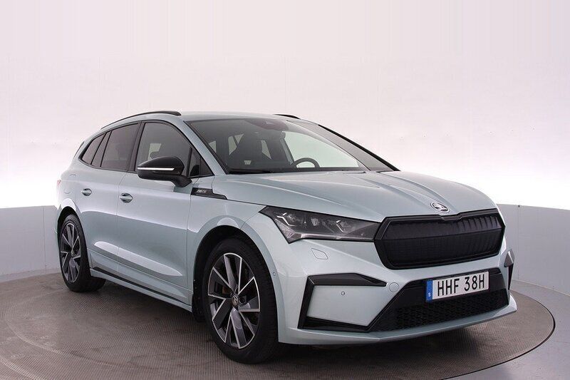 Silver (arctic silver metallic) Begagnad 2022 Skoda Enyaq iV SportLine SUV | 359 000 kr (Superpris) - Bild 1/4