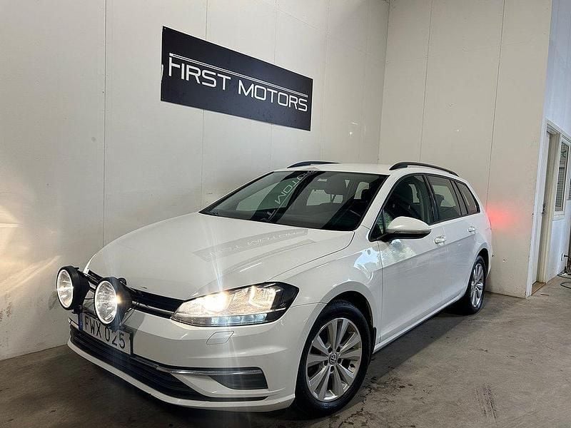 Vit Begagnad 2018 VW Golf VII Kombi | 89 900 kr (Superpris) - Bild 1/4