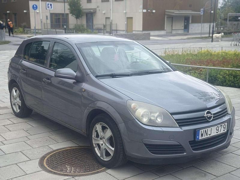 Grå Begagnad 2005 Opel Astra Halvkombi | 16 900 kr (Marknadspris) - Bild 1/4