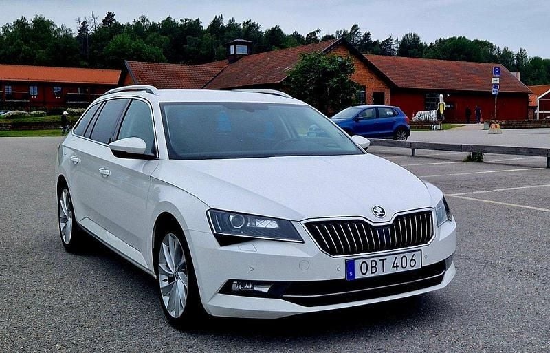 Vit Begagnad 2016 Skoda Superb Kombi | 172 000 kr (Marknadspris) - Bild 1/4