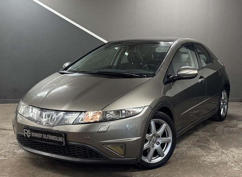 Mörkgrå Begagnad 2006 Honda Civic Executive Halvkombi | 44 900 kr (Marknadspris) - Bild 1/4