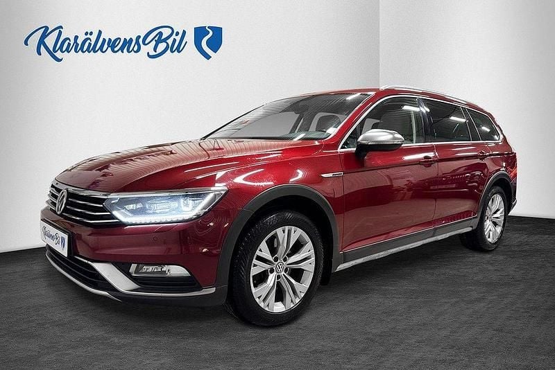 Mörkröd (röd) Begagnad 2016 VW Passat Alltrack Kombi | 149 900 kr (Marknadspris) - Bild 1/4