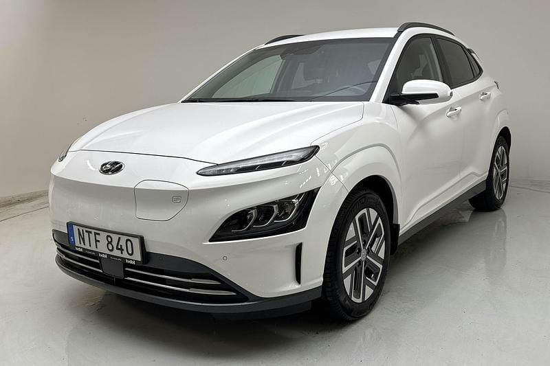 Vit Begagnad 2021 Hyundai Kona SUV | 165 000 kr (Bra pris) - Bild 1/4