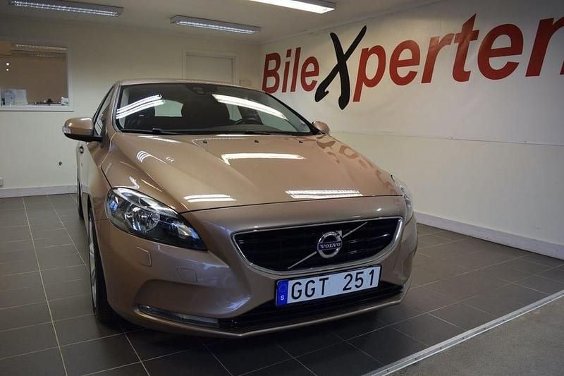 Brun Begagnad 2014 Volvo V40 Kinetic Kombi | 84 900 kr (Bra pris) - Bild 1/4