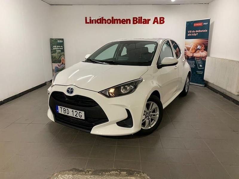 Vit Begagnad 2022 Toyota Yaris Hybrid Active Halvkombi | 137 900 kr (Bra pris) - Bild 1/4