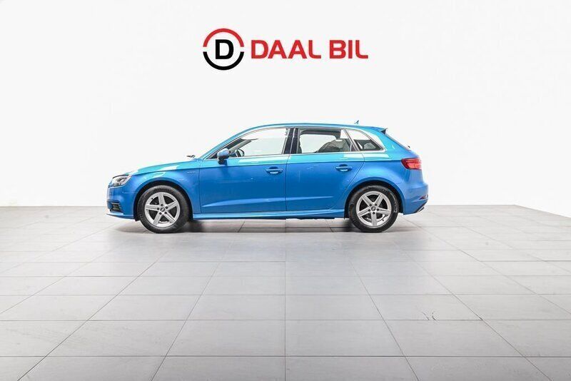 Blå Begagnad 2017 Audi A3 Sportback e-tron Proline Halvkombi | 169 700 kr (Marknadspris) - Bild 1/4