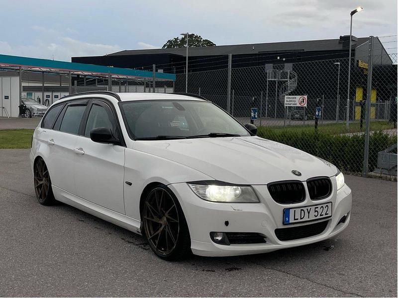 Vit Begagnad 2011 BMW 320 Kombi | 50 000 kr (Marknadspris) - Bild 1/4