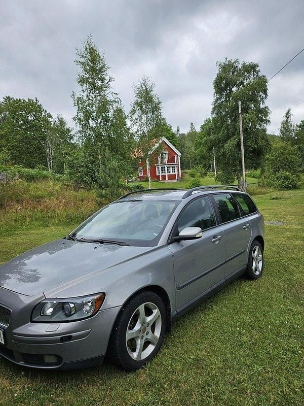 Grå Begagnad 2005 Volvo V50 Kinetic Kombi | 55 000 kr (Marknadspris) - Bild 1/4