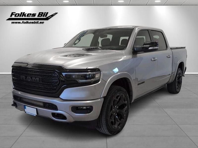 Silver (billet silver metallic) Begagnad 2022 RAM 1500 Pickup | 769 000 kr (Marknadspris) - Bild 1/4