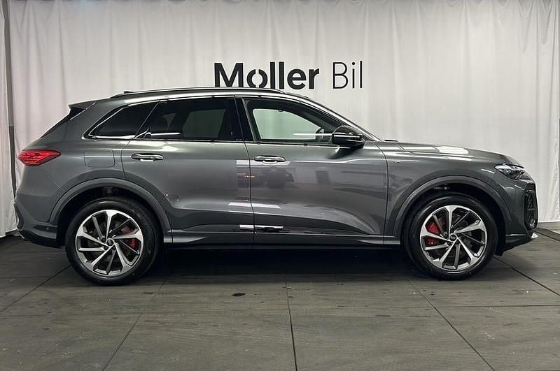 Ny Audi Q5 Design 367 HK (269 kW) 2025 Daytonagrå pärleffekt SUV