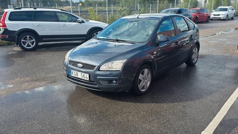 Grå Begagnad 2008 Ford Focus Trend Halvkombi | 17 900 kr (Bra pris) - Bild 1/4