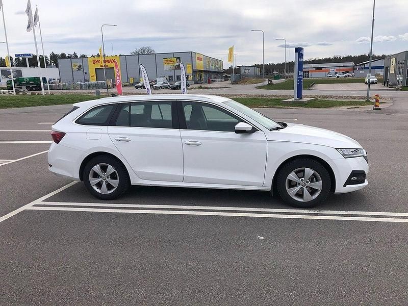 Vit Begagnad 2023 Skoda Octavia G-TEC Ambition Kombi | 259 000 kr (Bra pris) - Bild 1/1