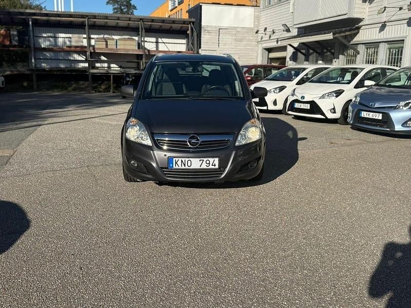 Grå Begagnad 2009 Opel Zafira Minibuss | 69 900 kr (Dyr) - Bild 1/4