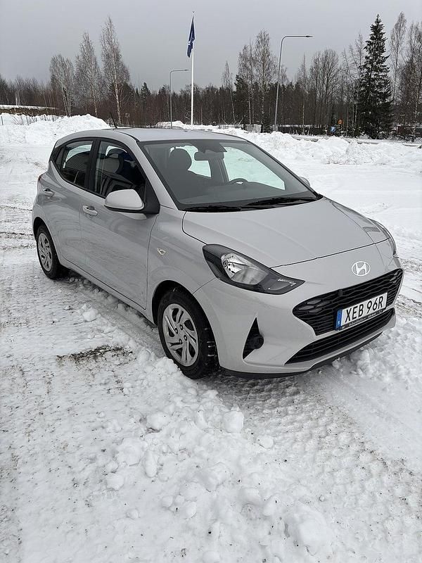 Begagnad Hyundai i10 Essential 67 HK (49 kW) 2023 Grå Halvkombi