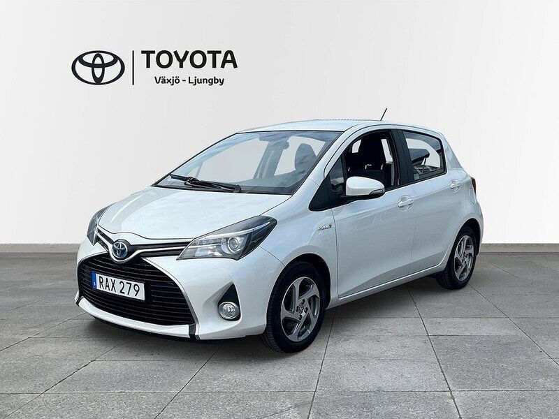 Vit Begagnad 2014 Toyota Yaris Hybrid Active Halvkombi | 122 900 kr (Dyr) - Bild 1/4