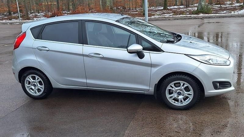 Begagnad Ford Fiesta 100 HK (73 kW) 2017 Moondust metallic silver