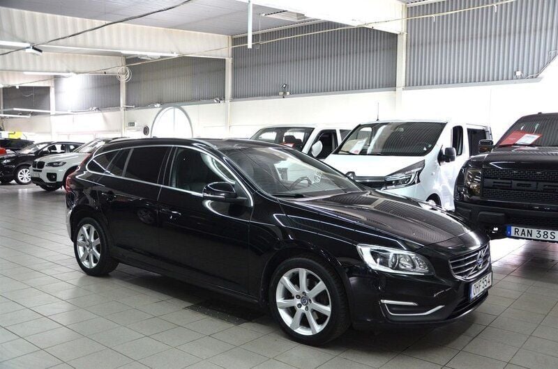 Svart Begagnad 2016 Volvo V60 Momentum Kombi | 179 900 kr (Lite dyr) - Bild 1/4