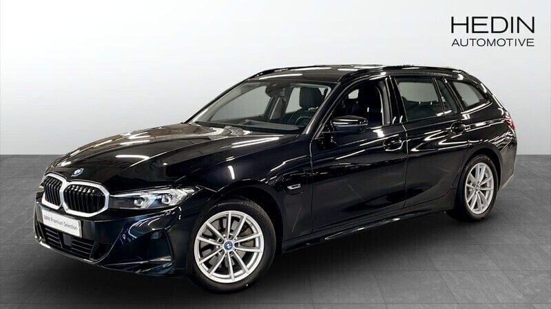 Svart (black) Begagnad 2022 BMW 330e Shadowline Kombi | 339 700 kr (Marknadspris) - Bild 1/2