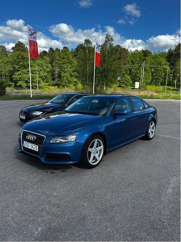 Blå Begagnad 2010 Audi A4 Sedan | 45 000 kr (Marknadspris) - Bild 1/4