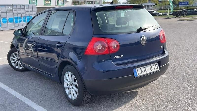 Mörkblå Begagnad 2008 VW Golf V Halvkombi | 40 000 kr (Lite dyr) - Bild 1/4