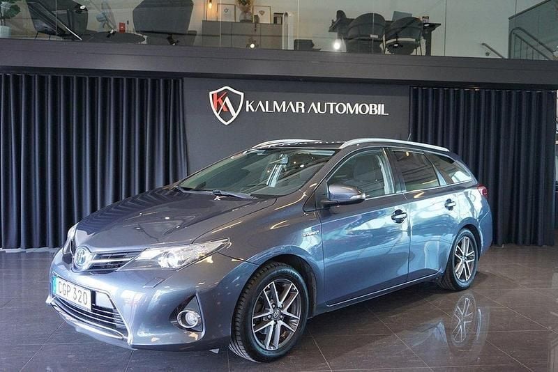 Mörkblå Begagnad 2015 Toyota Auris Touring Sports Edition Kombi | 139 900 kr (Marknadspris) - Bild 1/4