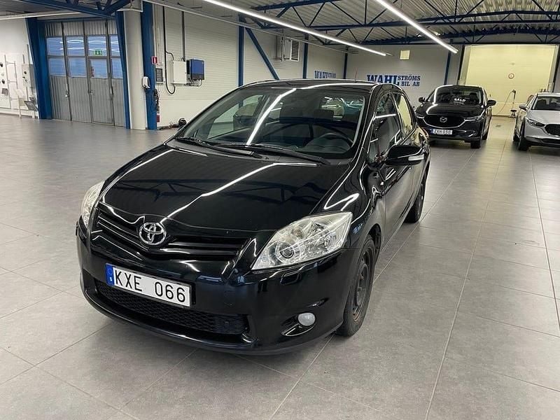 Svart Begagnad 2010 Toyota Auris Plus Halvkombi | 74 899 kr (Marknadspris) - Bild 1/4