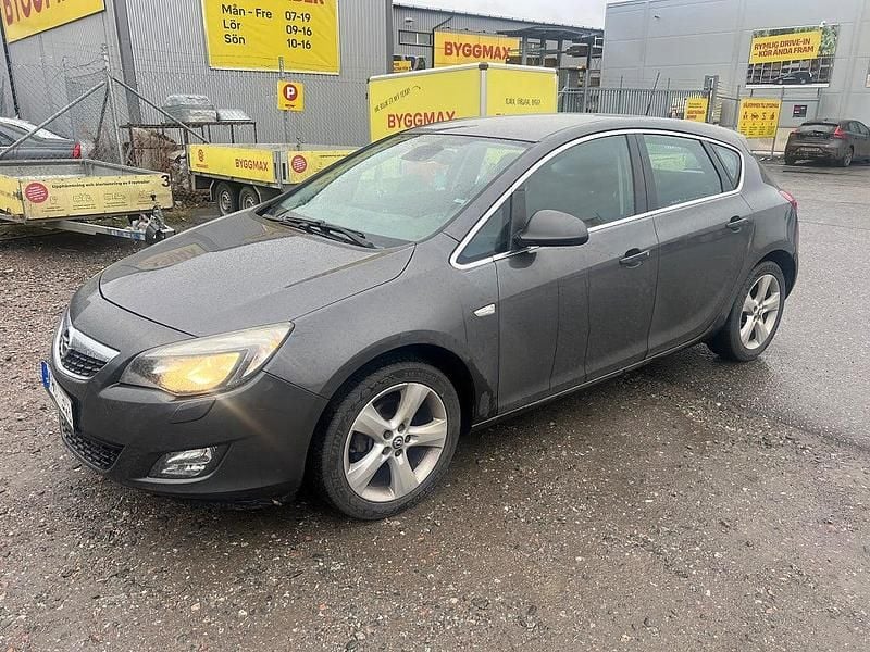 Grå Begagnad 2010 Opel Astra Enjoy Halvkombi | 39 900 kr (Bra pris) - Bild 1/4