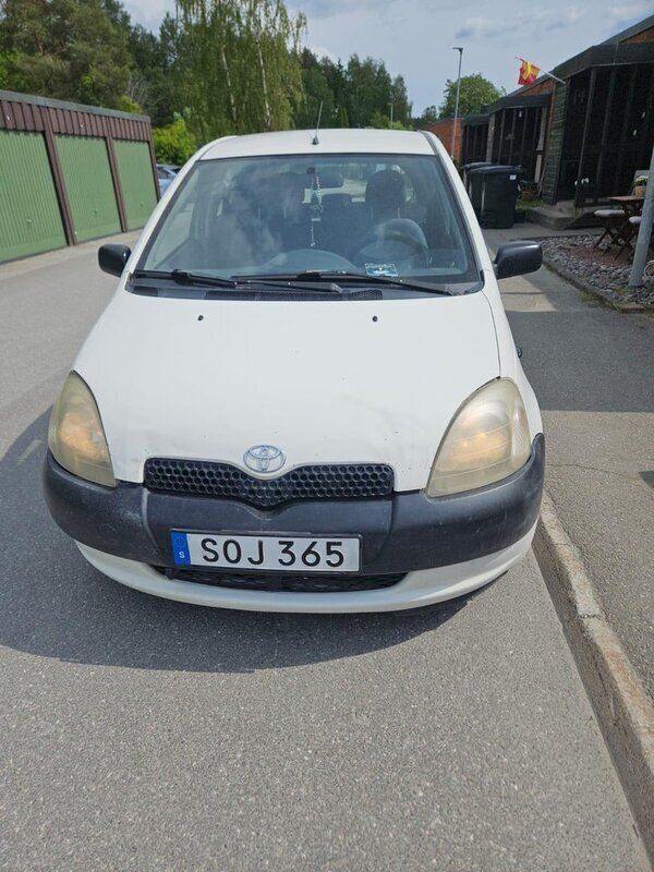 Vit Begagnad 2001 Toyota Yaris Halvkombi | 15 000 kr (Marknadspris) - Bild 1/4