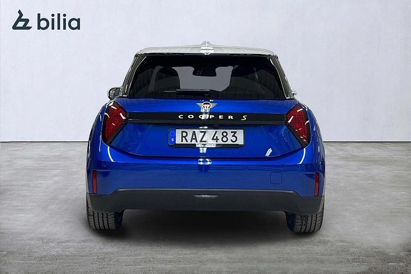 Begagnad Mini Cooper SE Favoured 160 kW (218 HK) 2023 Blå Halvkombi