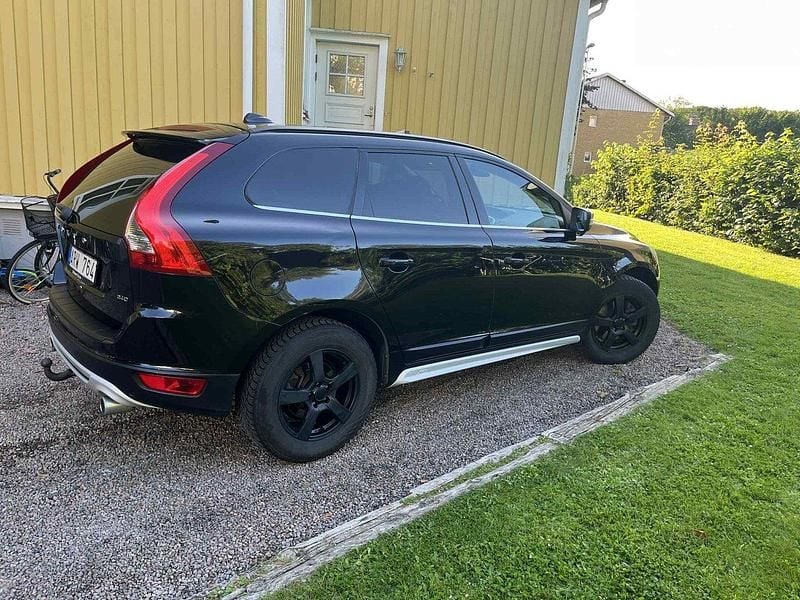 Svart Begagnad 2010 Volvo XC60 R-Design SUV | 88 000 kr (Marknadspris) - Bild 1/3