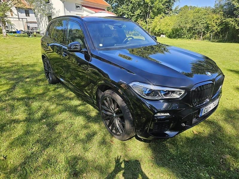 Black sapphire metallic (475) Begagnad 2020 BMW X5 SUV | 699 000 kr - Bild 1/4