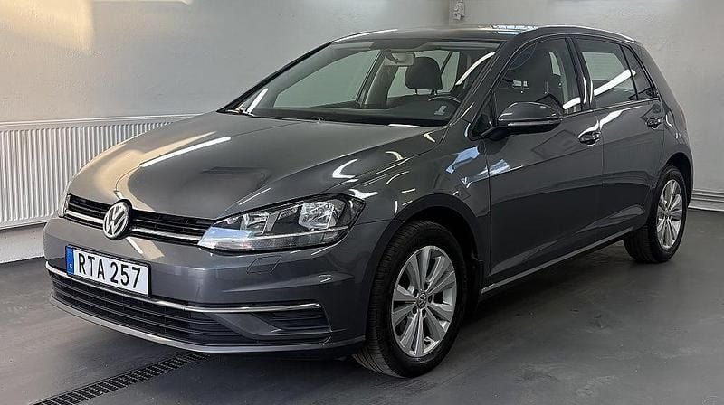 Mörkgrå Begagnad 2017 VW Golf VII Halvkombi | 104 900 kr (Bra pris) - Bild 1/4
