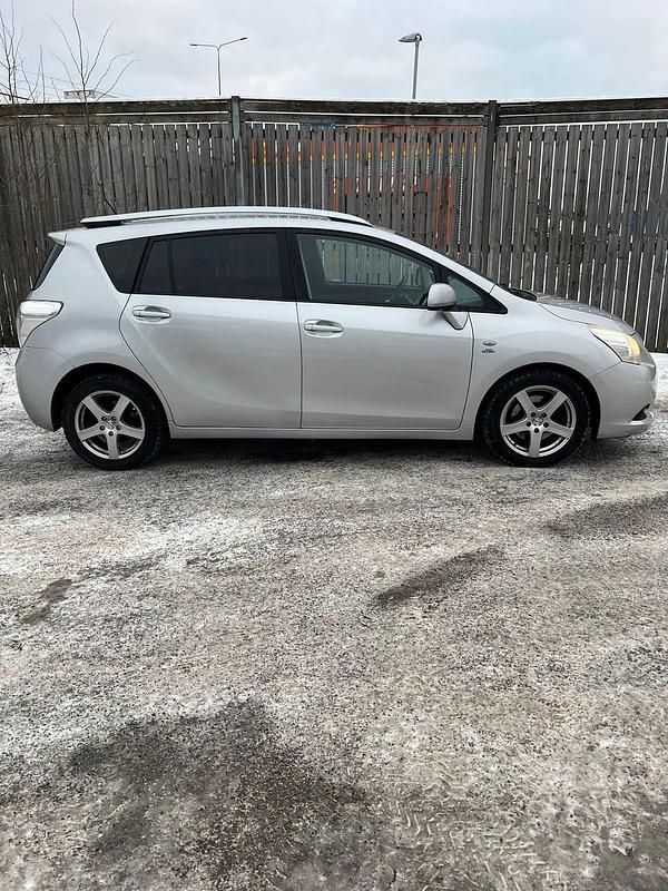 Begagnad 2011 Toyota Verso Minibuss | 99 000 kr (Marknadspris) - Bild 1/4