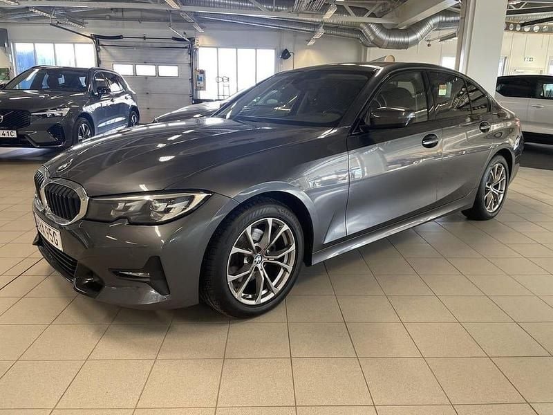 Grå Begagnad 2019 BMW 320 Sedan | 259 500 kr (Marknadspris) - Bild 1/4