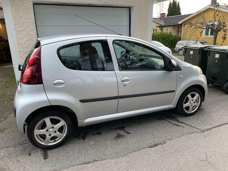 Silver metallic Begagnad 2012 Peugeot 107 Halvkombi | 32 000 kr (Bra pris) - Bild 1/4