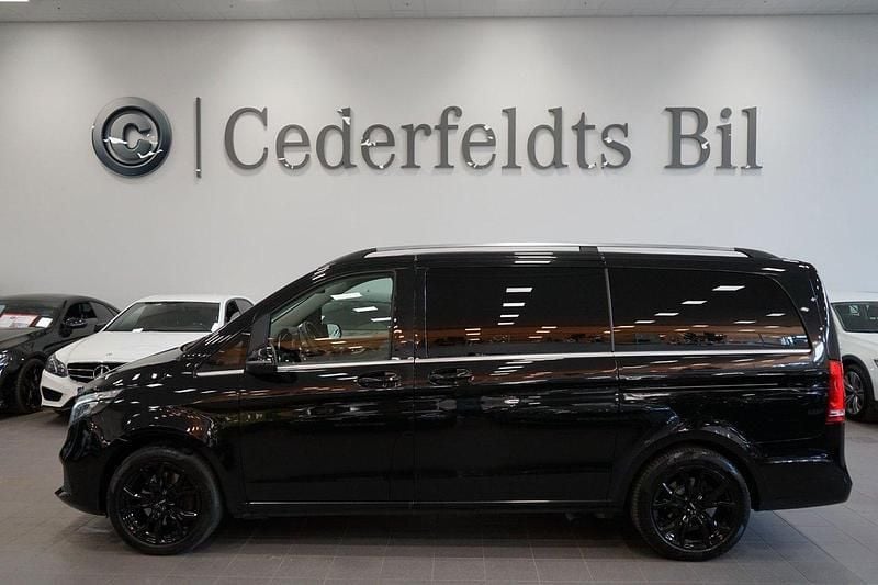 Svart Begagnad 2021 Mercedes V300 Avantgarde Minibuss | 688 800 kr (Lite dyr) - Bild 1/4