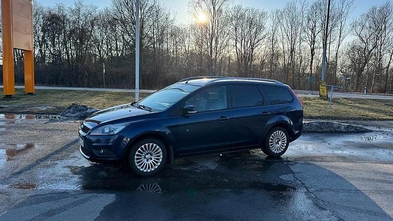Begagnad Ford Focus Titanium 125 HK (91 kW) 2010 Blå Kombi