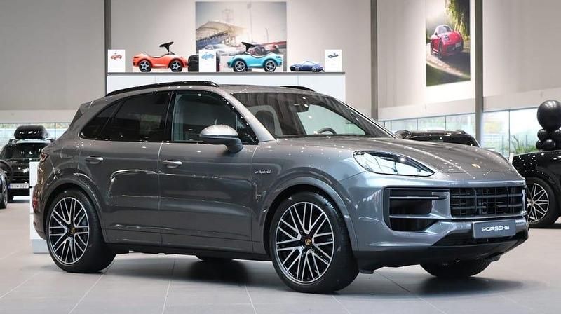 Grå Begagnad 2024 Porsche Cayenne SUV | 1 095 000 kr - Bild 1/4