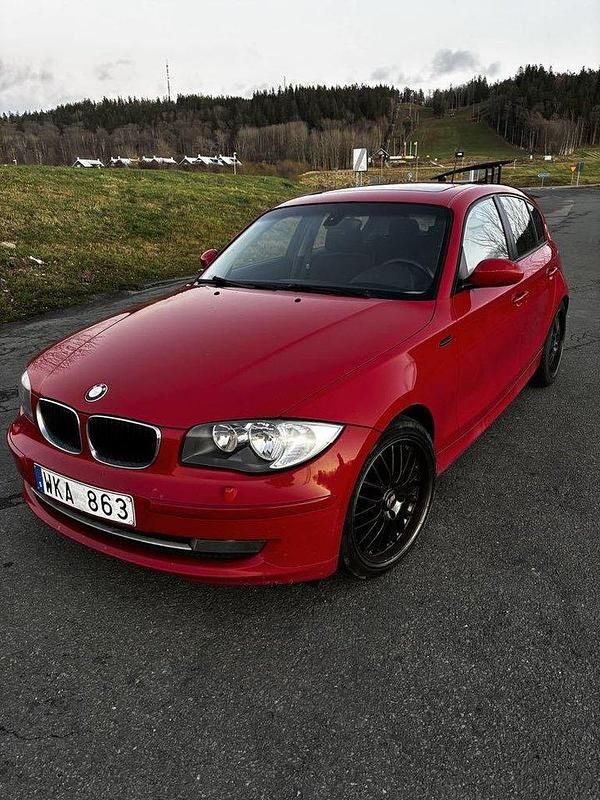 Röd Begagnad 2009 BMW 116 Advantage Halvkombi | 39 999 kr (Marknadspris) - Bild 1/4